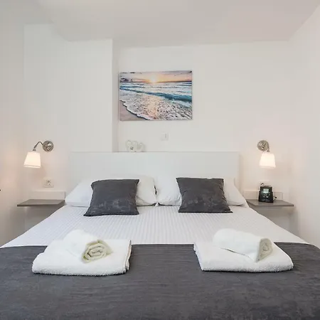 S & V Deluxe Apartment *